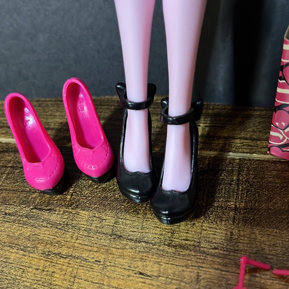 Mattel Monster High I Love Shoes Draculaura Doll with Shoe Collection - Picture 4 of 10